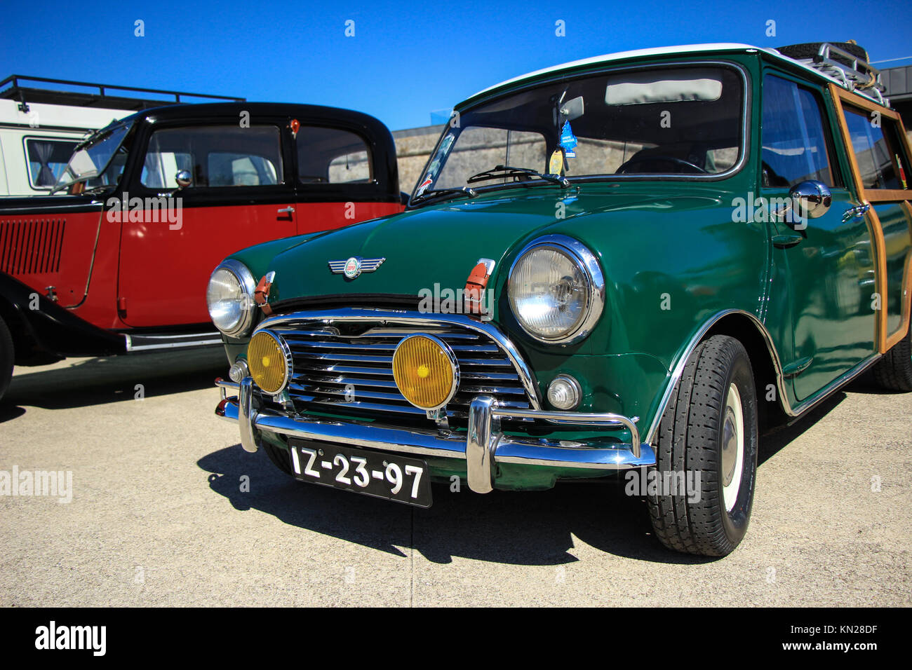 Klassische Austin Mini Cooper retro Fahrzeug geparkt Stockfoto
