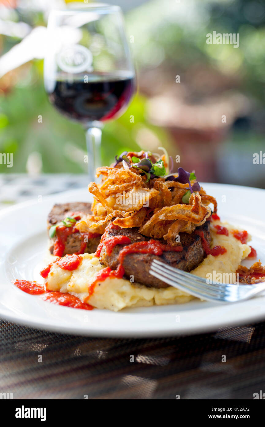 USA Virginia VA Williamsburg Winery Restaurant Wein Weinberg essen Rindfleisch Gericht mit Rotwein Stockfoto