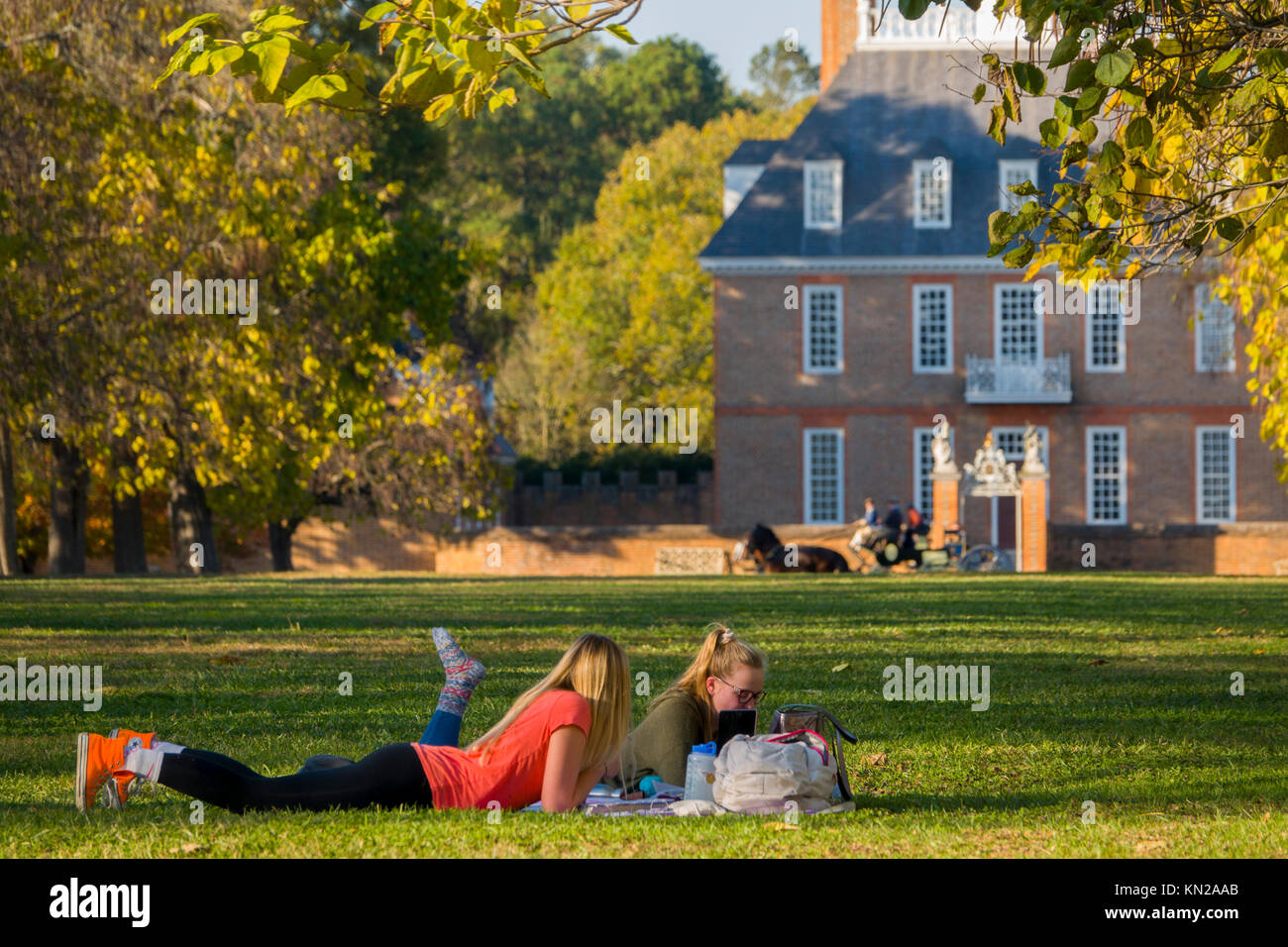 USA Virginia VA Colonial Williamsburg ein paar junge Frauen bei einem Picknick auf der Palace Green Stockfoto