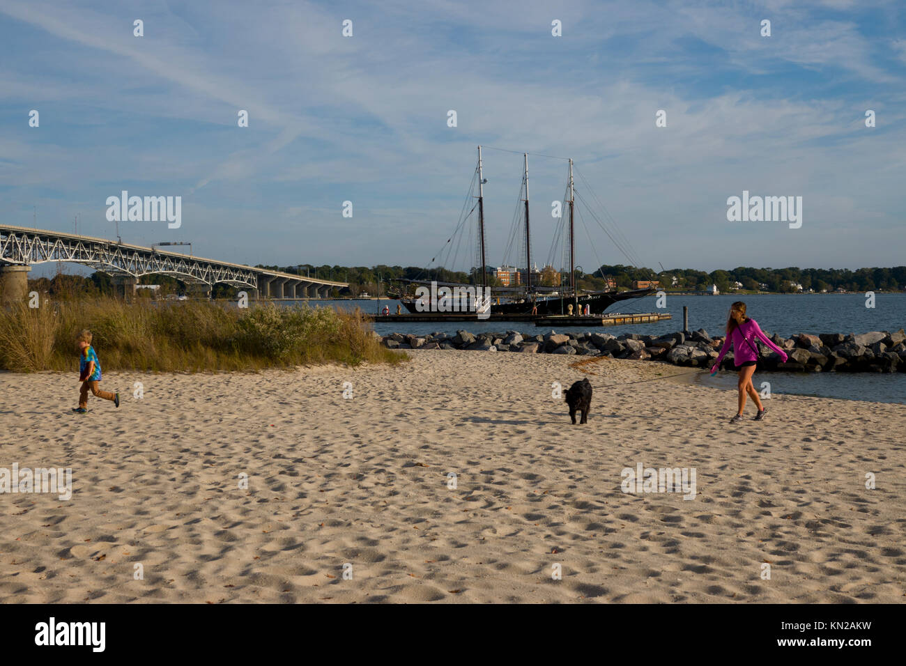 USA Virginia VA Yorktown Strand an der York Fluß Mutter Sohn und Hund spielen im Sand Stockfoto