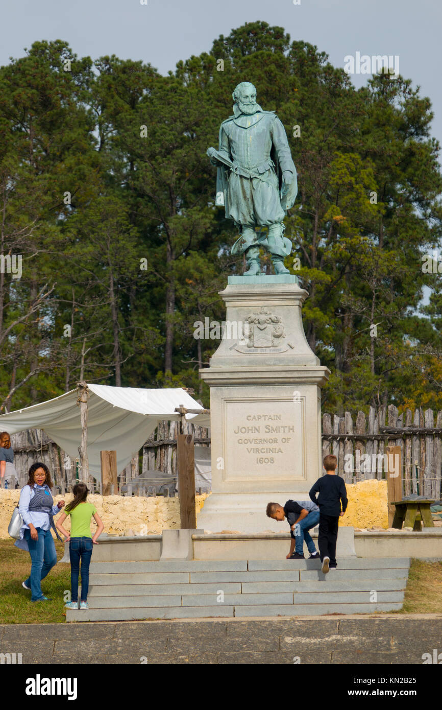USA Virginia VA-Historic Jamestowne Jamestown memorial Statue von Captain John Smith am Ufer des James River Stockfoto