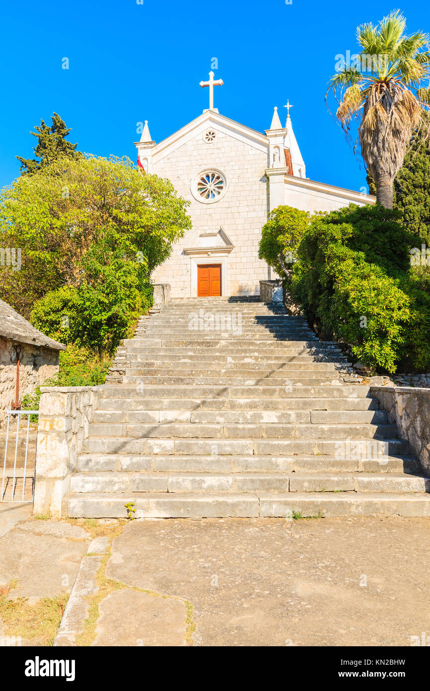 Schritte zum schönen Kirche in Rogoznica Altstadt, Dalmatien, Kroatien Stockfoto