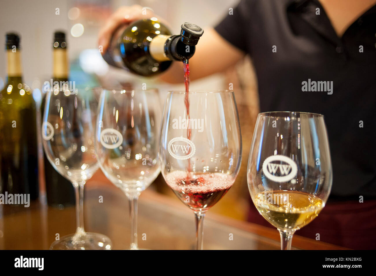 USA Virginia Williamsburg VA Weine Weingut Weinprobe einen Flug von Weinen aus der Region Gießen Stockfoto