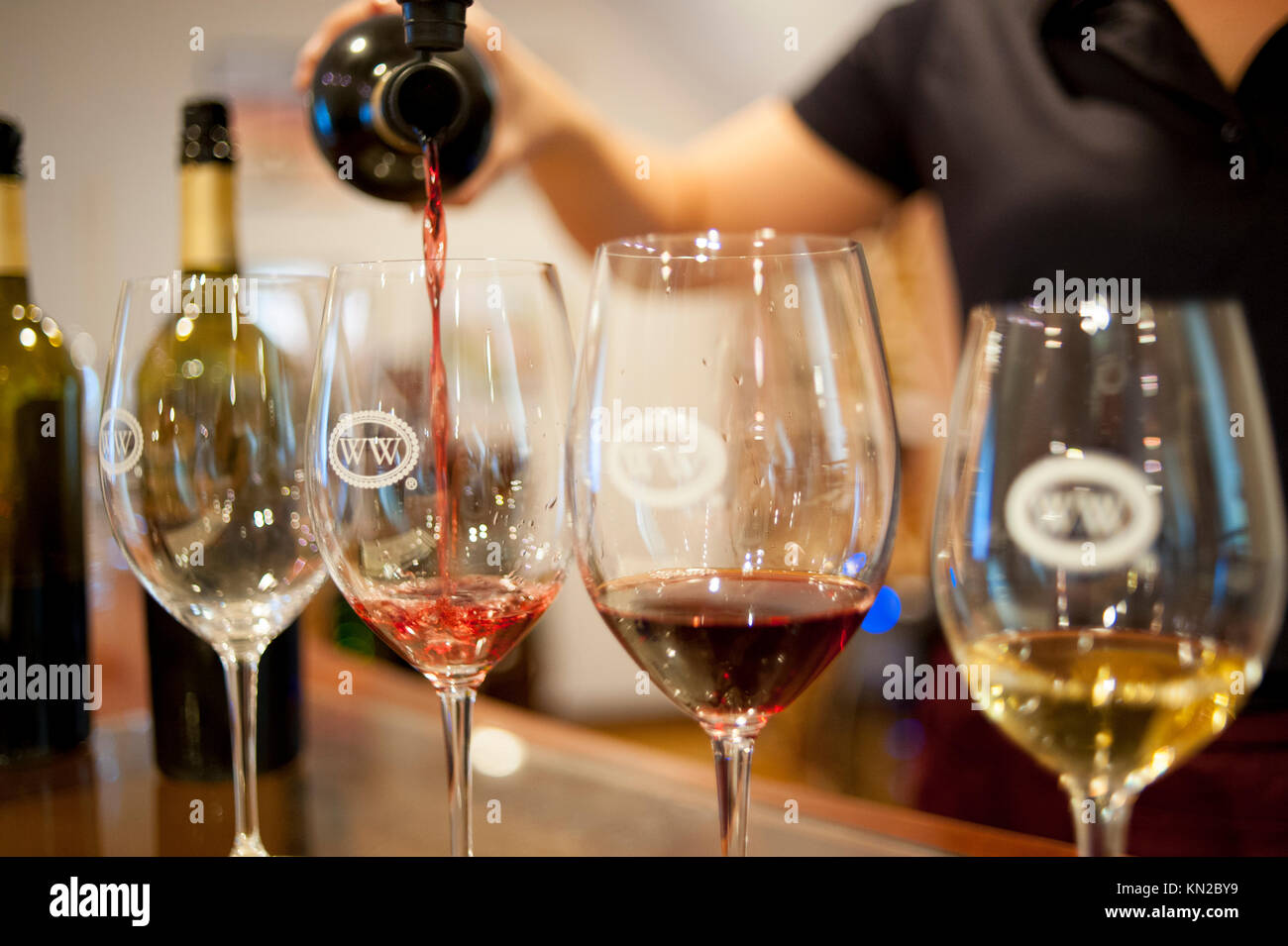 USA Virginia Williamsburg VA Weine Weingut Weinprobe einen Flug von Weinen aus der Region Gießen Stockfoto