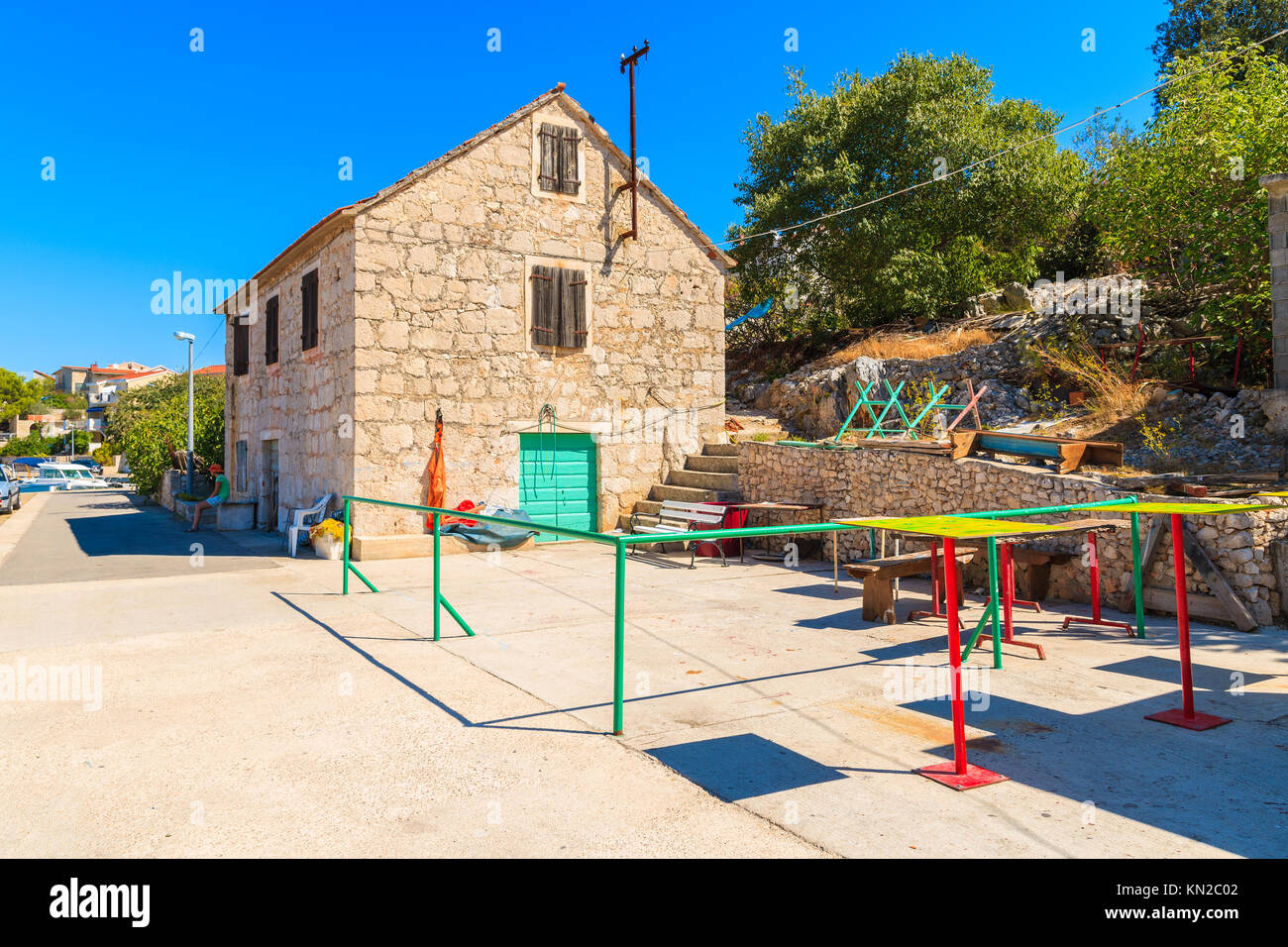 Altes Steinhaus in Razanj Fischereihafen, Dalmatien, Kroatien Stockfoto