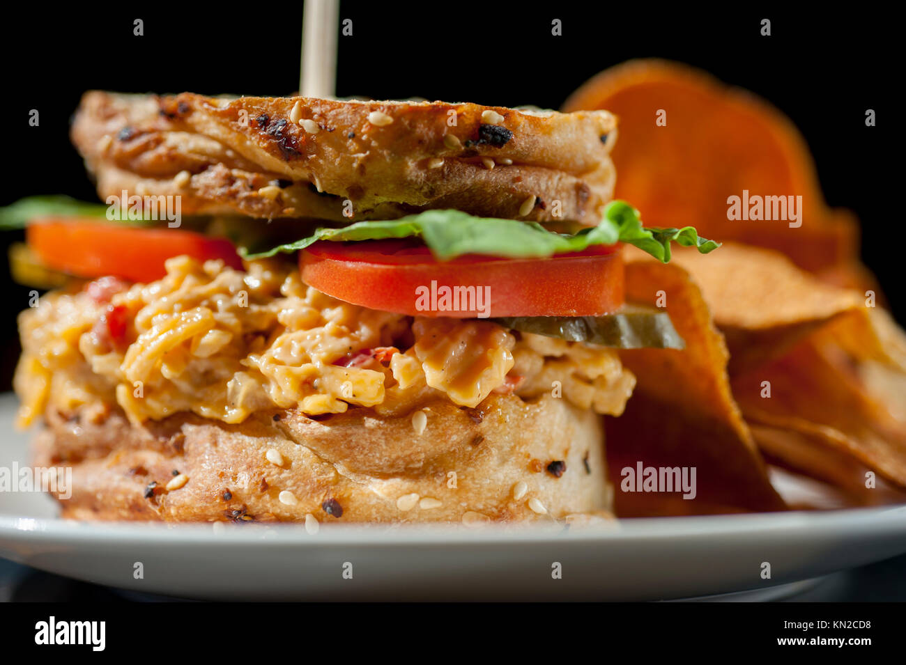 Essen USA Pimento Käse Sandwich und Kartoffelchips im Kultur Café in Williamsburg Virginia VA Stockfoto