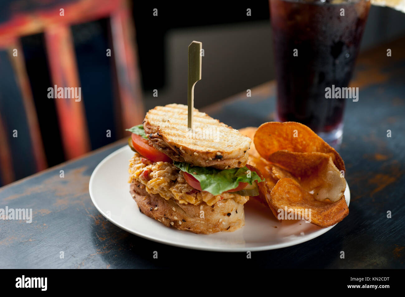 Essen USA Pimento Käse Sandwich und Kartoffelchips im Kultur Café in Williamsburg Virginia VA Stockfoto