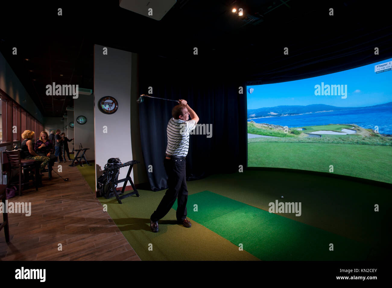 Sport Indoor Simulator virtual Golf an der Revolution Golf und Frontgrill in Williamsburg, VA Virginia Stockfoto