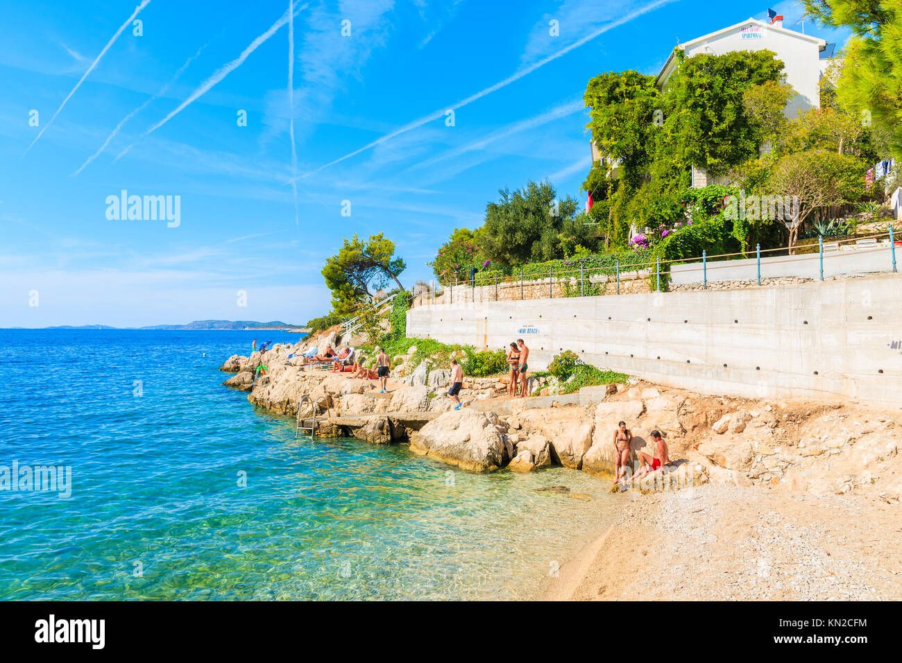Strand in der Nähe von Primosten, Kroatien - Sep 6, 2017: Junge Menschen entspannen im schönen kleinen Strand in der Nähe von Primosten, Dalmatien, Kroatien. Stockfoto