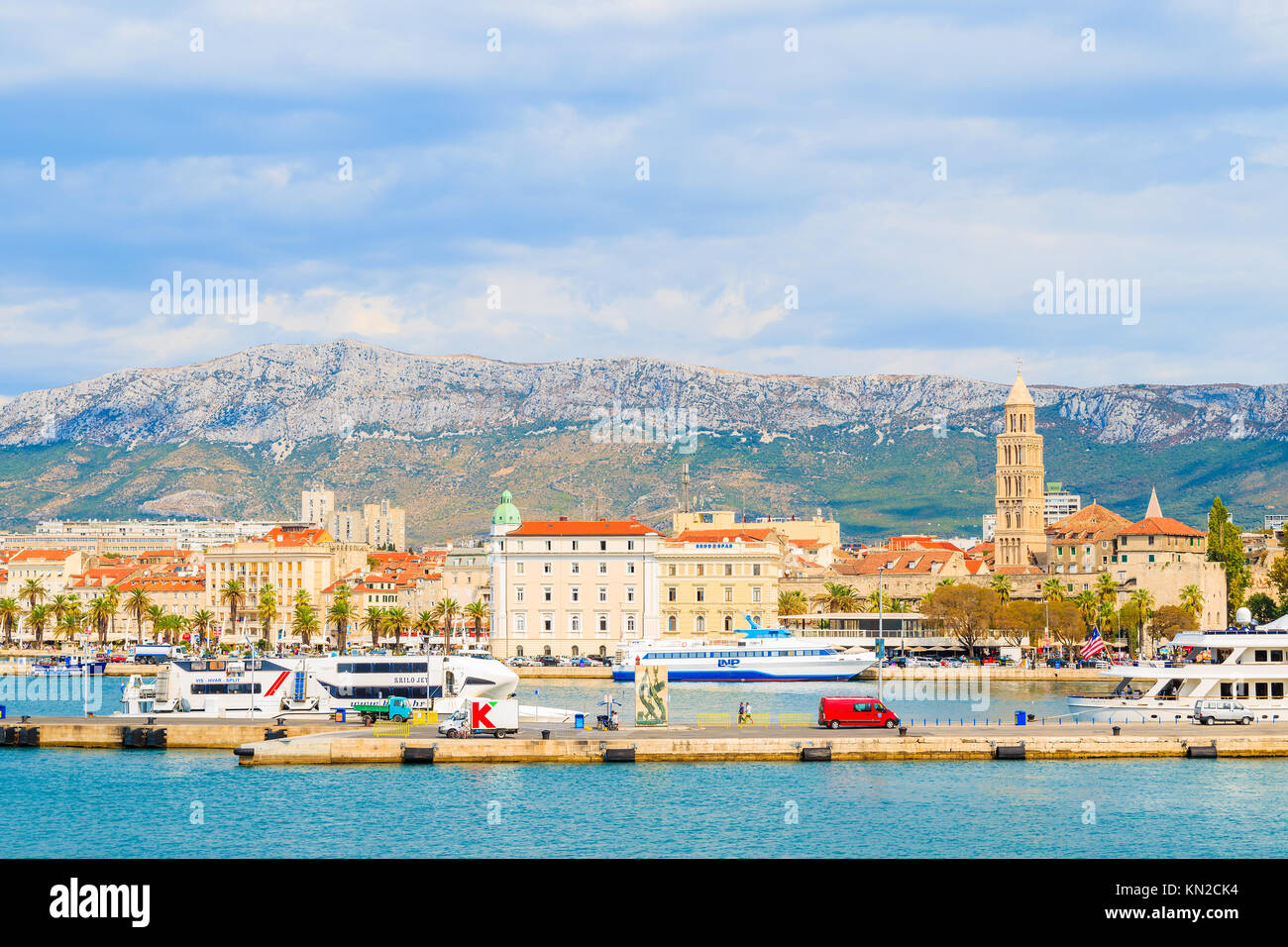 Hafen von Split, Kroatien - Sep 7, 2017: Blick auf den Hafen von Split mit historischen Gebäuden, Kroatien. Stockfoto