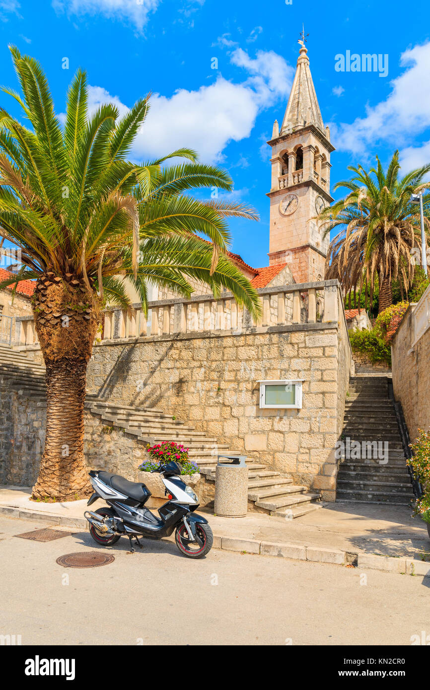 Roller parken vor einer Kirche in Splitska, Insel Brac, Kroatien Stockfoto