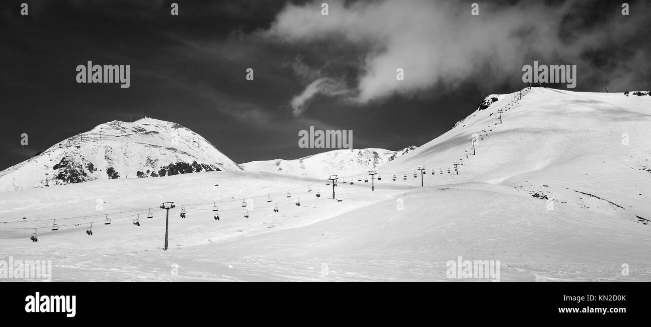 Panorama der schneebedeckten Piste am sonnigen Wintertag. Kaukasus Berge. Georgien, Region Gudauri. Schwarz und Weiß getönten Landschaft. Stockfoto