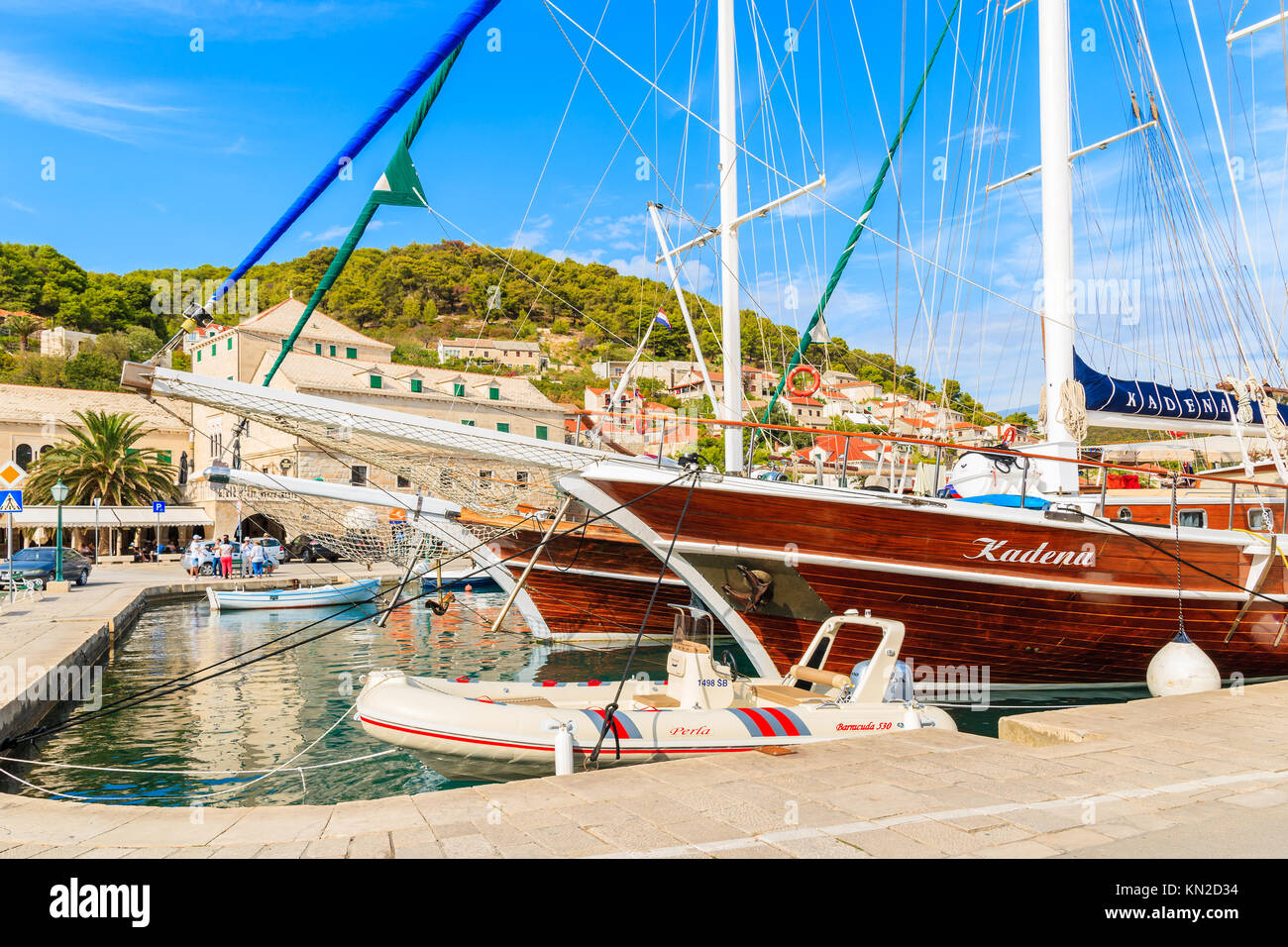 Bol, Insel Brac - Sep 7, 2017: Luxus Holz- yacht Liegeplatz in Pucisca schöner Hafen, Insel Brac, Kroatien. Stockfoto