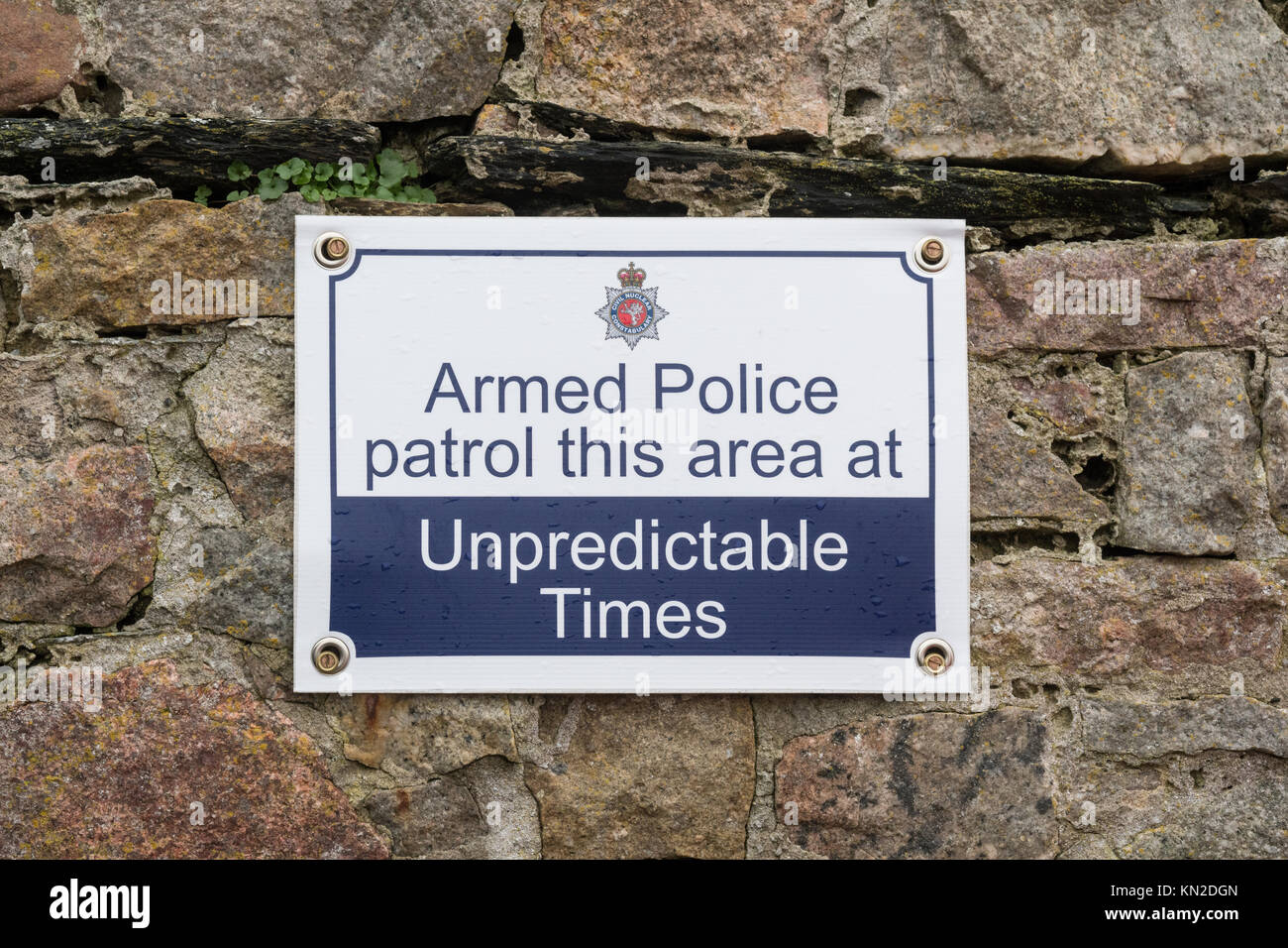 Zivile nukleare Constabulary Zeichen - bewaffnete Polizei Patrouille bei unvorhersehbaren Zeiten - in Ravenglass in der Nähe von Sellafield, Cumbria, Großbritannien Stockfoto