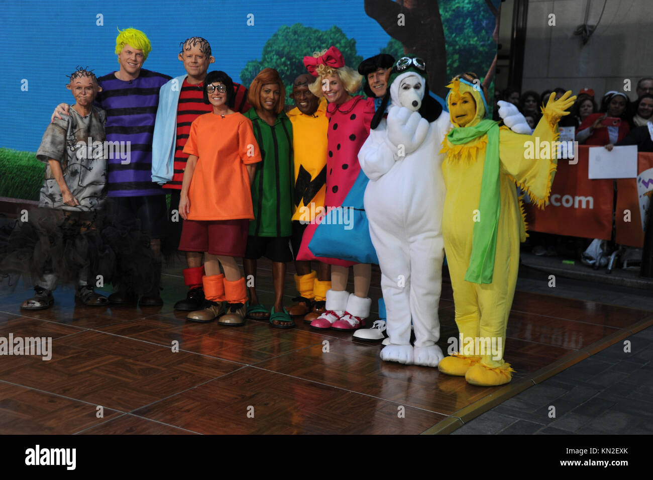 NEW YORK, NY - 30. Oktober: Meredith Vieira, Willie Geist, Carson Daly, Natalie Morales, Tamron Hall, Al Roker und Savannah Guthrie besuchen NBC's "Heute": Spooktacular Kostüm Party am Rockefeller Plaza am 30. Oktober 2015 in New York City. Personen: Guss Stockfoto