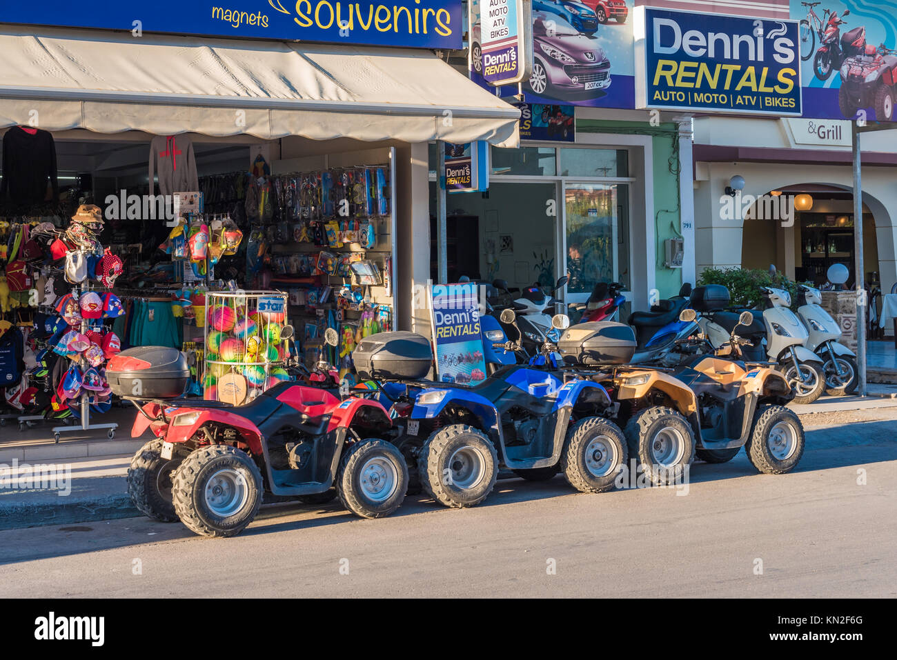 ZAKYNTHOS, Griechenland, 26. September 2017: Typische quad bike Bereit zum  Mieten auf der Straße. Insel Zakynthos, Griechenland Stockfotografie - Alamy