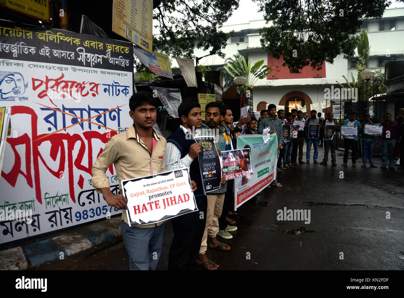 Kolkata, Indien. 09 Dez, 2017. Student islamische Organisation (SIO) Mitglieder nehmen an einer Protestkundgebung vor der Akademie der Bildenden Künste gegen das Töten von Afrajul Khan an Rajsamand in Rajasthan zu protestieren. Afrajul Khan wurde getötet und lebendig verbrannt und ein Video des Angriffs war in den sozialen Medien verbreitet. Credit: Saikat Paul/Pacific Press/Alamy leben Nachrichten Stockfoto
