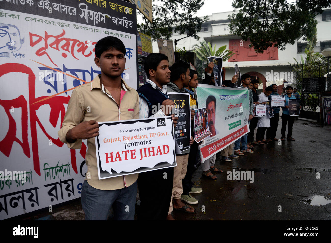 Kolkata, Indien. 09 Dez, 2017. Student islamische Organisation (SIO) Mitglieder nehmen an einer Protestkundgebung vor der Akademie der Bildenden Künste gegen das Töten von Afrajul Khan an Rajsamand in Rajasthan zu protestieren. Afrajul Khan wurde getötet und lebendig verbrannt und ein Video des Angriffs war in den sozialen Medien verbreitet. Credit: Saikat Paul/Pacific Press/Alamy leben Nachrichten Stockfoto