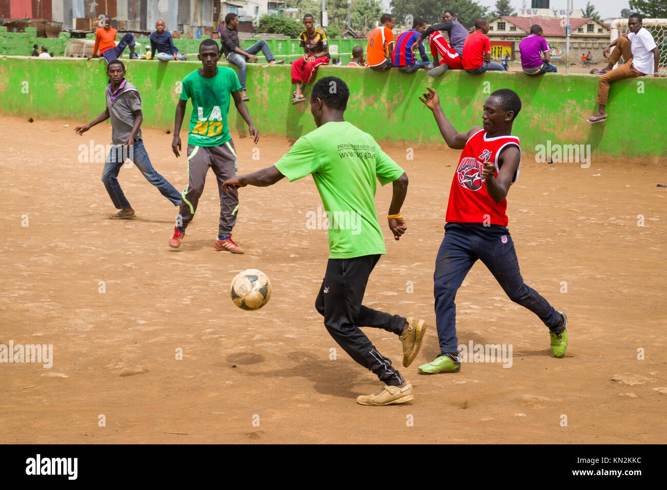 Junge afrikanische Männer spielen ein Spiel von 5-a-side Football auf einem staubigen Pitch, Huruma, Nairobi, Kenia, Ostafrika Stockfoto