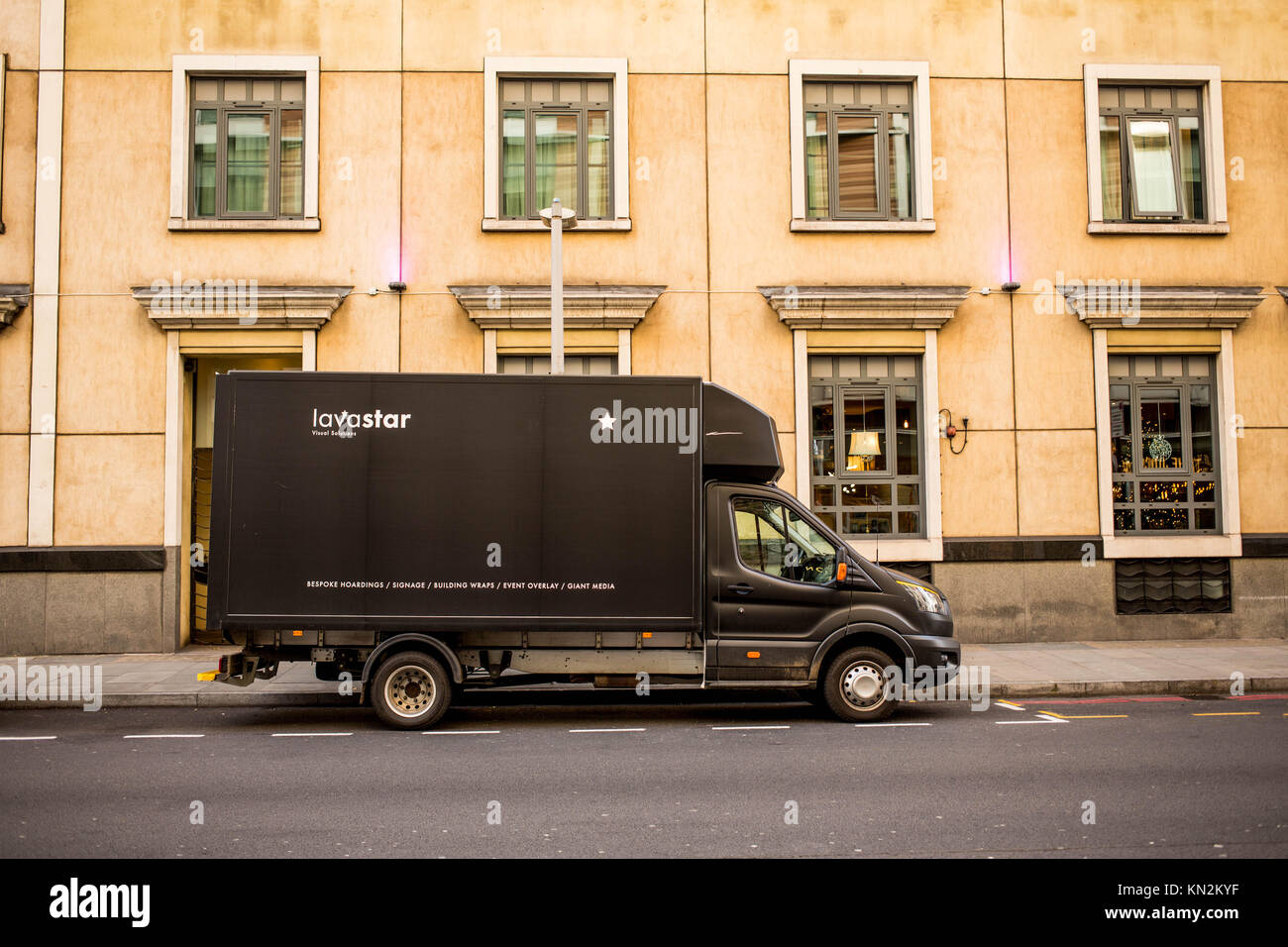 Lieferwagen oder Lkw geparkt außerhalb eines Gebäudes in Southwark London Stockfoto