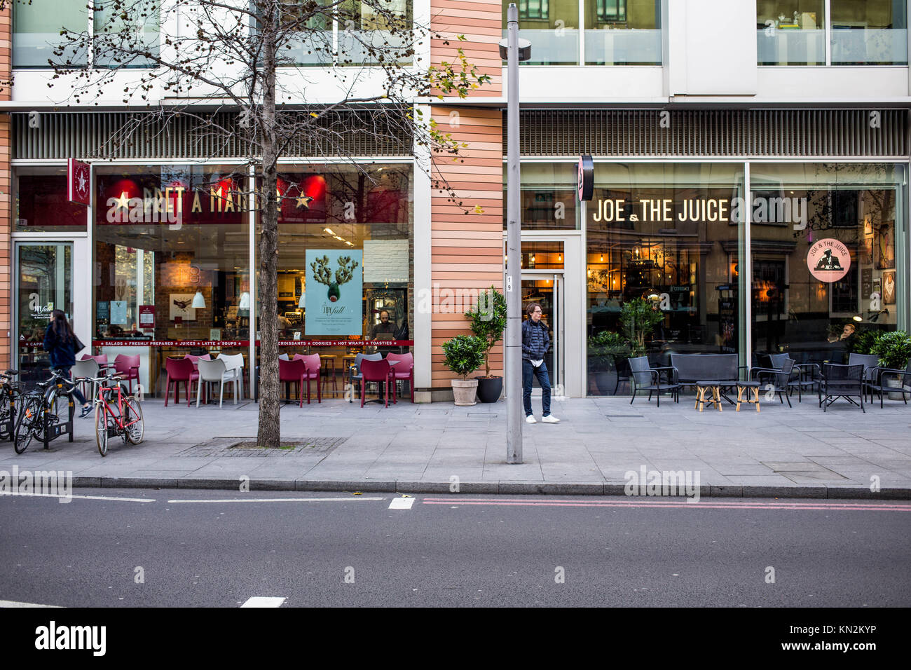 Pret a Manger und Joe und den Saft Cafés nebeneinander Southwark London Stockfoto
