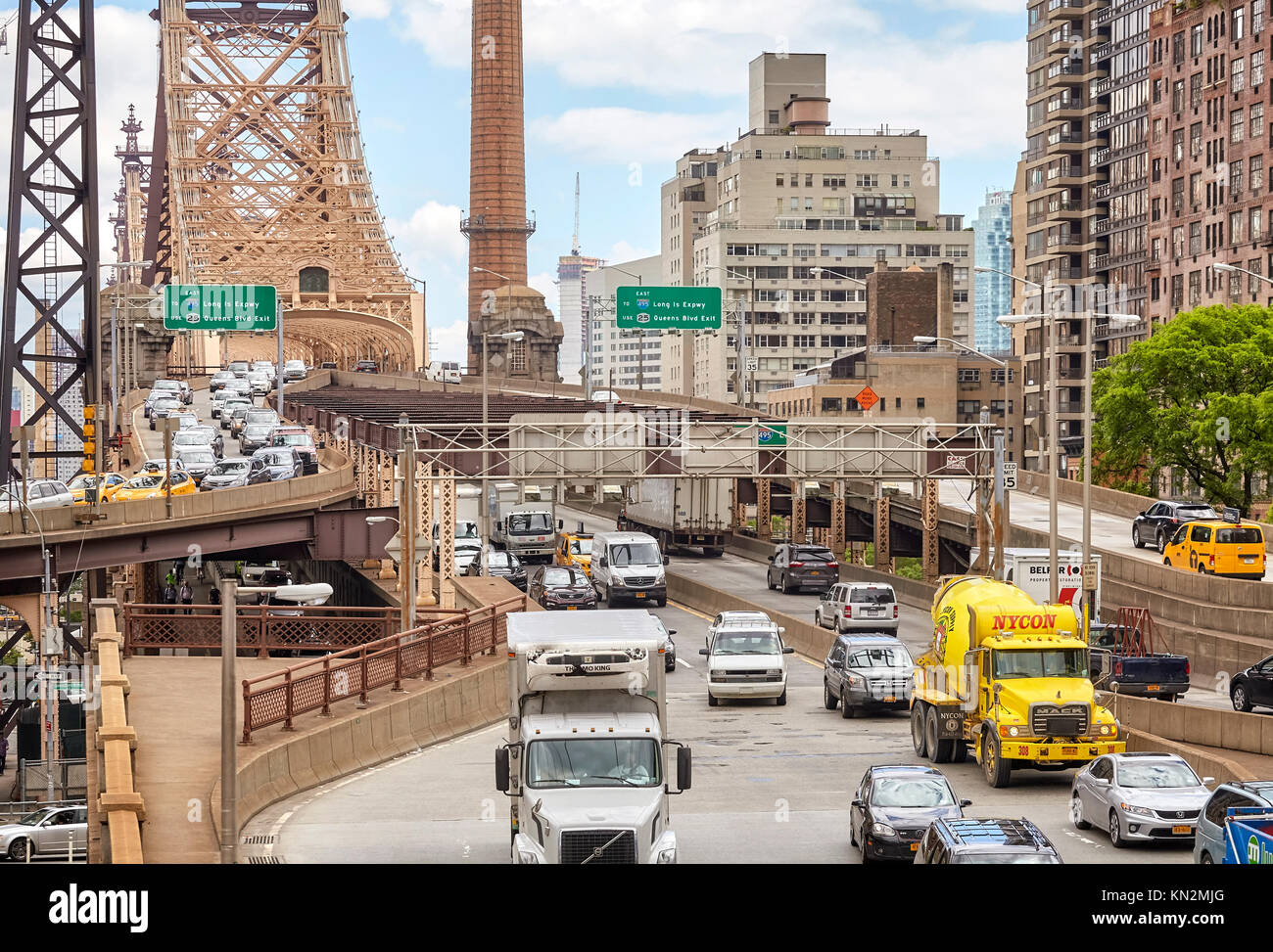 New York, USA - 26. Mai 2017: Verkehr am Ausgang des Ed Koch Queensboro Bridge, zwischen 59th und 60th Street. Stockfoto