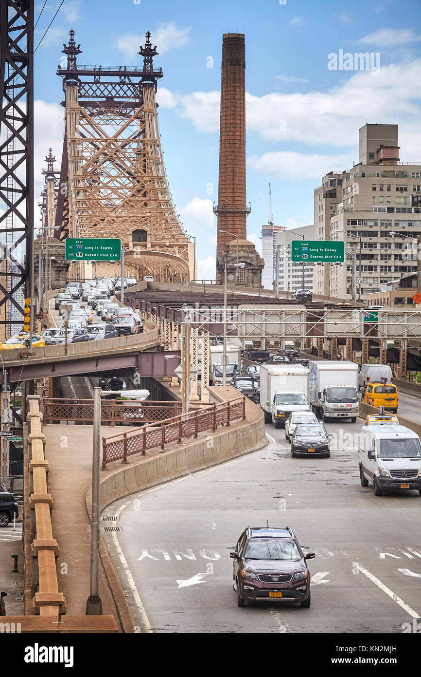 New York, USA - 26. Mai 2017: Verkehr am Ausgang des Ed Koch Queensboro Bridge, zwischen 59th und 60th Street. Stockfoto