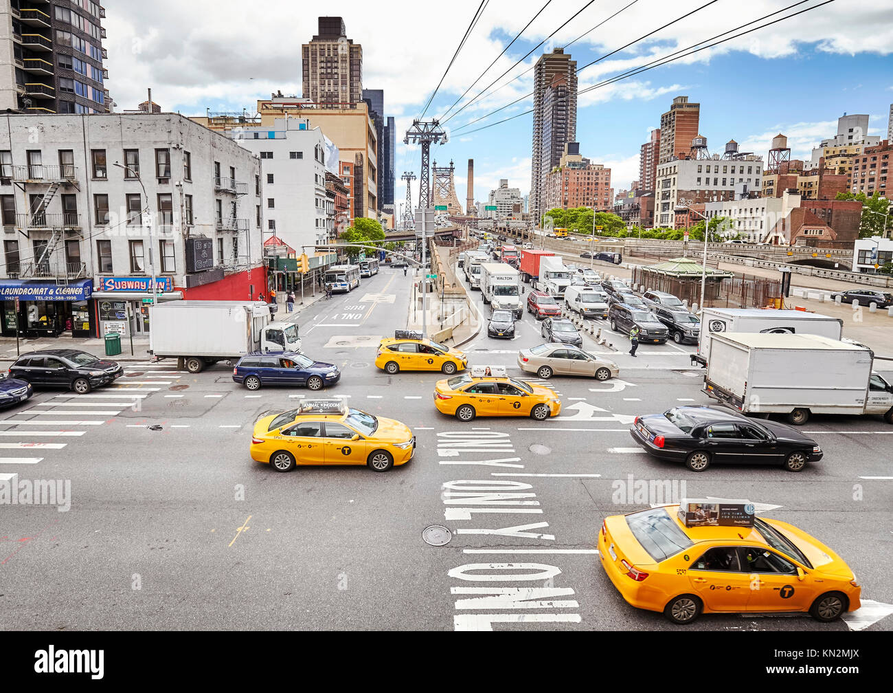 New York, USA - 26. Mai 2017: Verkehr am Ausgang des Ed Koch Queensboro Bridge, zwischen 59th und 60th Street. Stockfoto