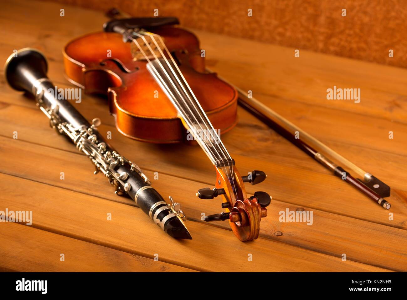 Klassische Musik Geige und Klarinette in Vintage Holz-Hintergrund  Stockfotografie - Alamy