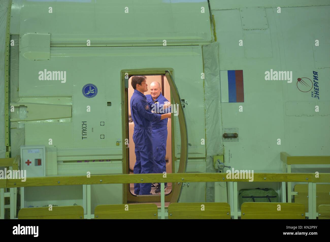 NASA International Space Station Expedition 54-55 Hauptbesatzungsmitglieder der japanische Astronaut Norishige Kanai von der japanischen Raumfahrtbehörde JAXA (links) und der amerikanische Astronaut Scott Tingle trafen während der abschließenden Qualifizierungsprüfungen vor dem Start im Gagarin Cosmonaut Training Center am 28. November 2017 in Star City, Russland, in einem Raumstationssimulator. (Foto von Elizabeth Weissinger über Planetpix) Stockfoto