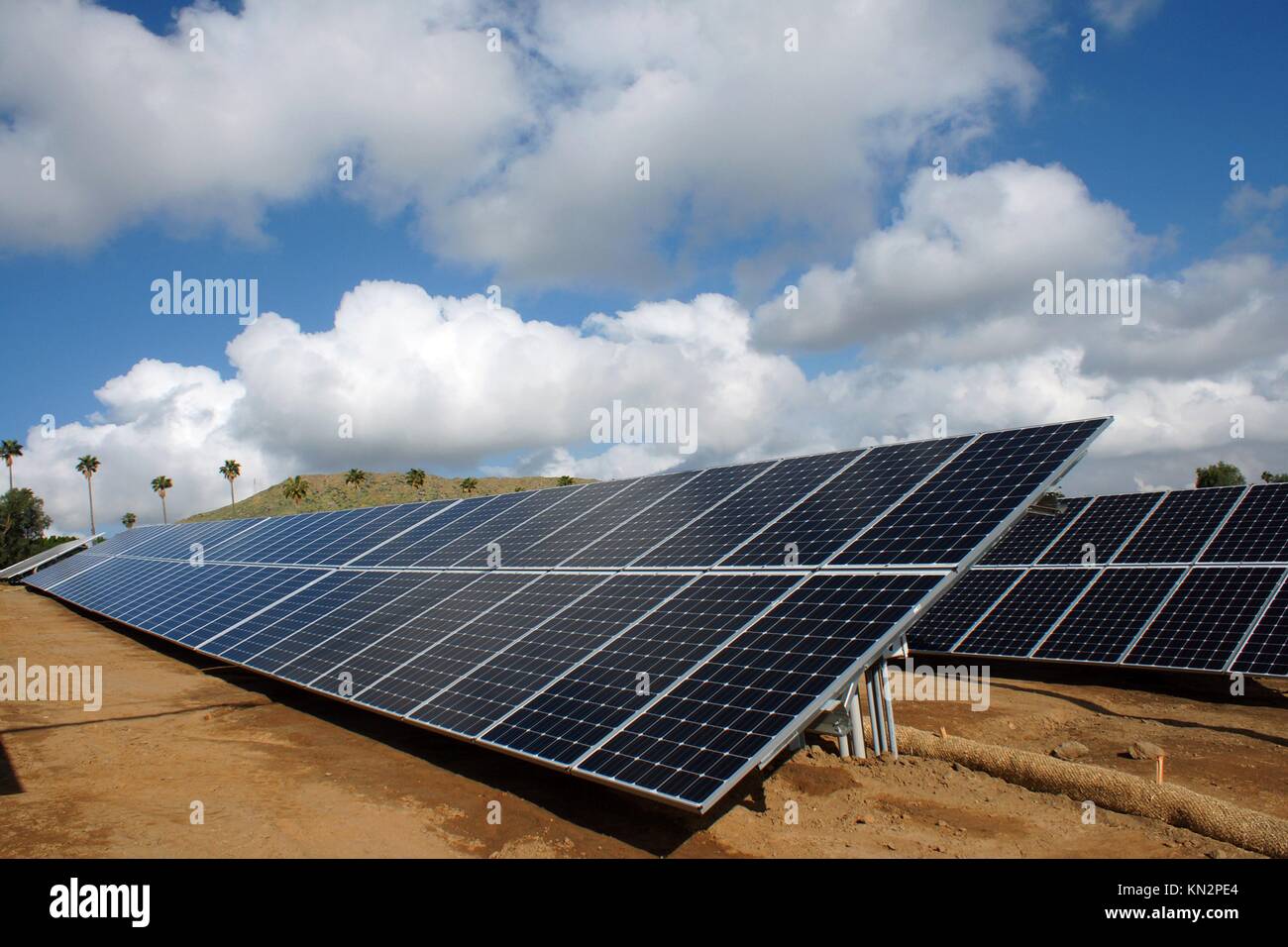 Reihen von Boden-mount Solarstrom PV-Module installiert sind, 23. März 2017 in jurupa Valley, Kalifornien. (Foto von Janet Kauf über planetpix) Stockfoto