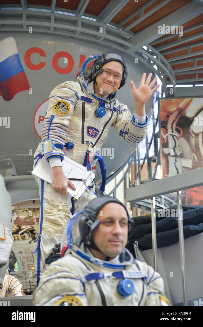 Der japanische Astronaut Norishige Kanai von der Japan Aerospace Exploration Agency (JAXA) der NASA International Space Station Expedition 54-55 besteigt einen Sojus-Raumfahrzeug-Simulator während der abschließenden Qualifizierungsprüfungen vor dem Start im Gagarin Cosmonaut Training Center am 29. November 2017 in Star City, Russland. (Foto von Elizabeth Weissinger über Planetpix) Stockfoto