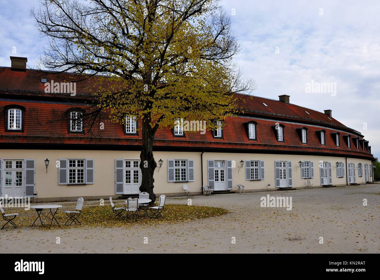 Schloss Solitude service Gebäude, Stuttgart, mit Blick auf die sekundären Service Gebäude der berühmten Burg in einem Park in der Umgebung des entfernt Stockfoto
