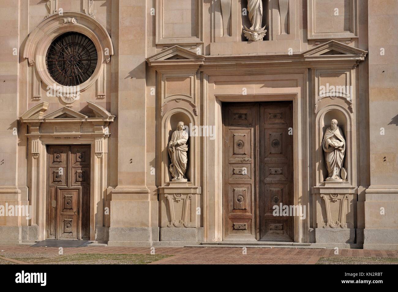 Detail der monumentalen Portalen auf der Fassade der Renaissance Kirche im Stadtzentrum von Parma, Schuß im sonnigen Wetter Stockfoto