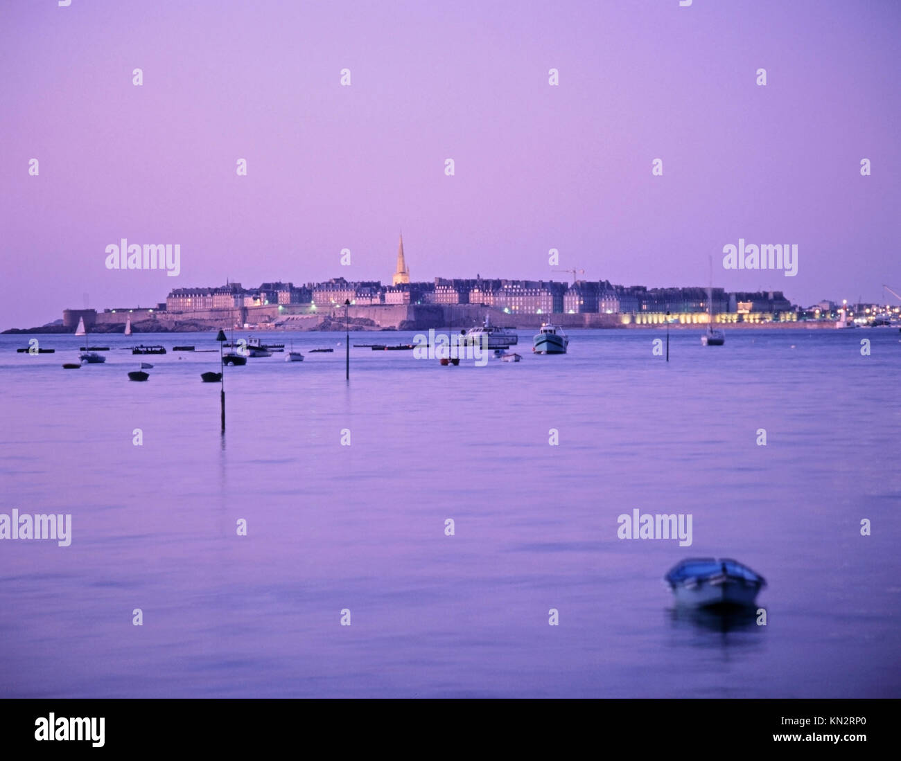 Blick von der Dinard-Küste über die Rance-Mündung in Richtung der Skyline von Saint-Malo bei Dämmerung, Fluss Rance, Ille-et-Vilaine, Bretagne, Frankreich Stockfoto