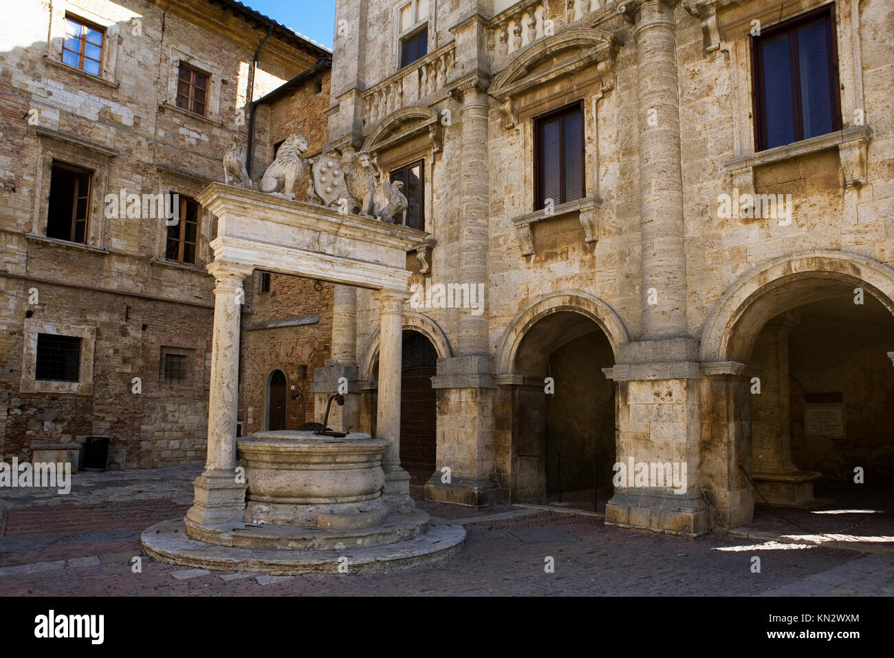 Der Piazza Grande und dem Gut, genannt Pozzo dei Grifi e dei Leoni, Montepulciano, Toskana, Italien Stockfoto