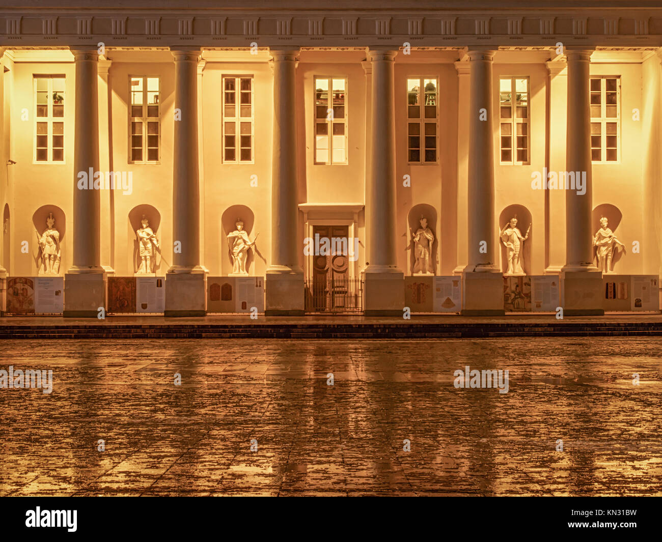 VILNIUS, LITAUEN - 4. DEZEMBER 2017: die Kathedrale bei Nacht. Der Dom Basilika St. Stanislaus und St. Ladislaus von Vilnius ist der wichtigsten römischen Stockfoto