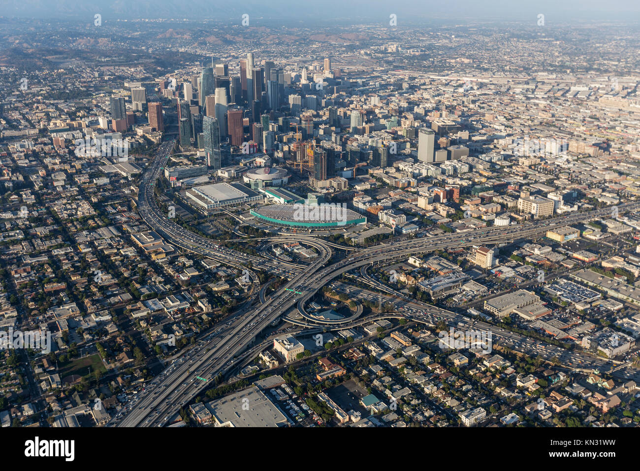 Los Angeles, Kalifornien, USA - 7. August 2017: Luftaufnahme der Santa Monica 10 und Hafen 110 Autobahnabfahrt in der Nähe des Convention Center in Do Stockfoto