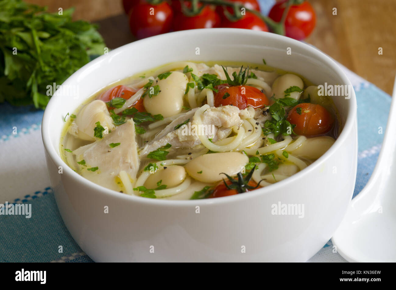 Huhn, Nudeln und Butter Bohnensuppe in eine Schüssel geben ...