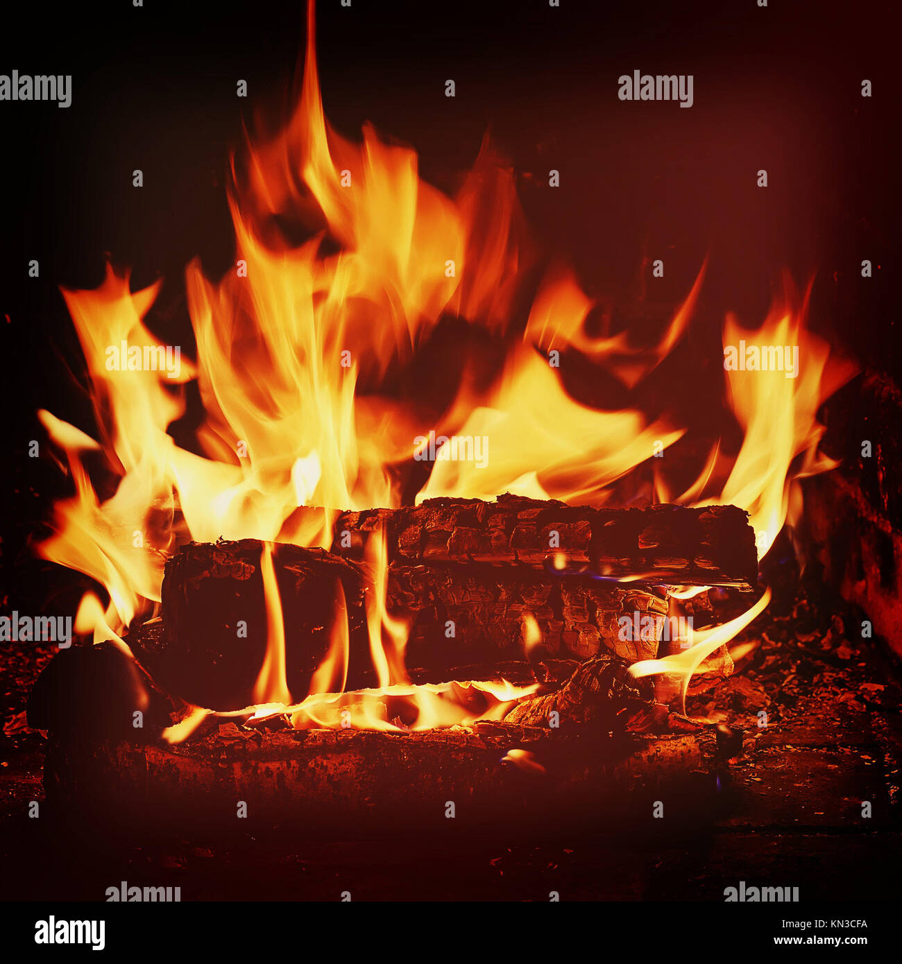 Kamin mit Brennholz birke und Flamme mit retro Filter Effekt. Stockfoto