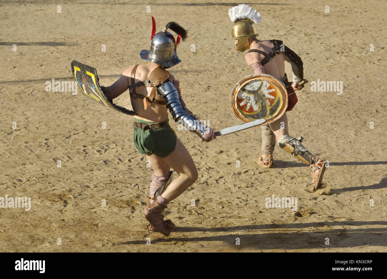 Durchführung der Gladiatoren kämpfe von Merida's Amphitheater. Provokateur und Samnita kämpfen. Stockfoto