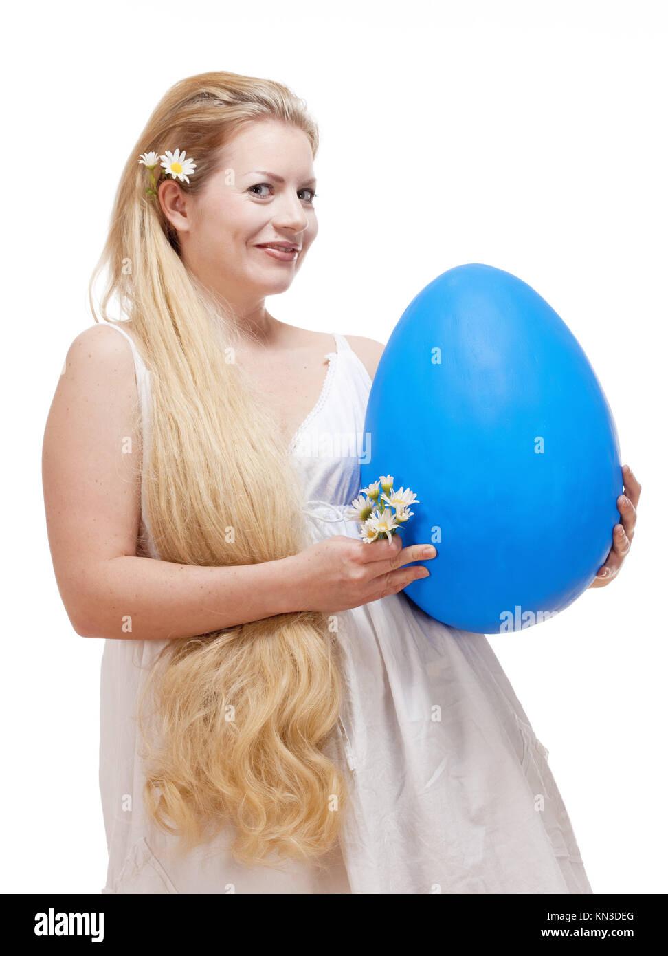 Ostern - junge Frau mit langen blonden Haaren und großen blauen Ei. Stockfoto