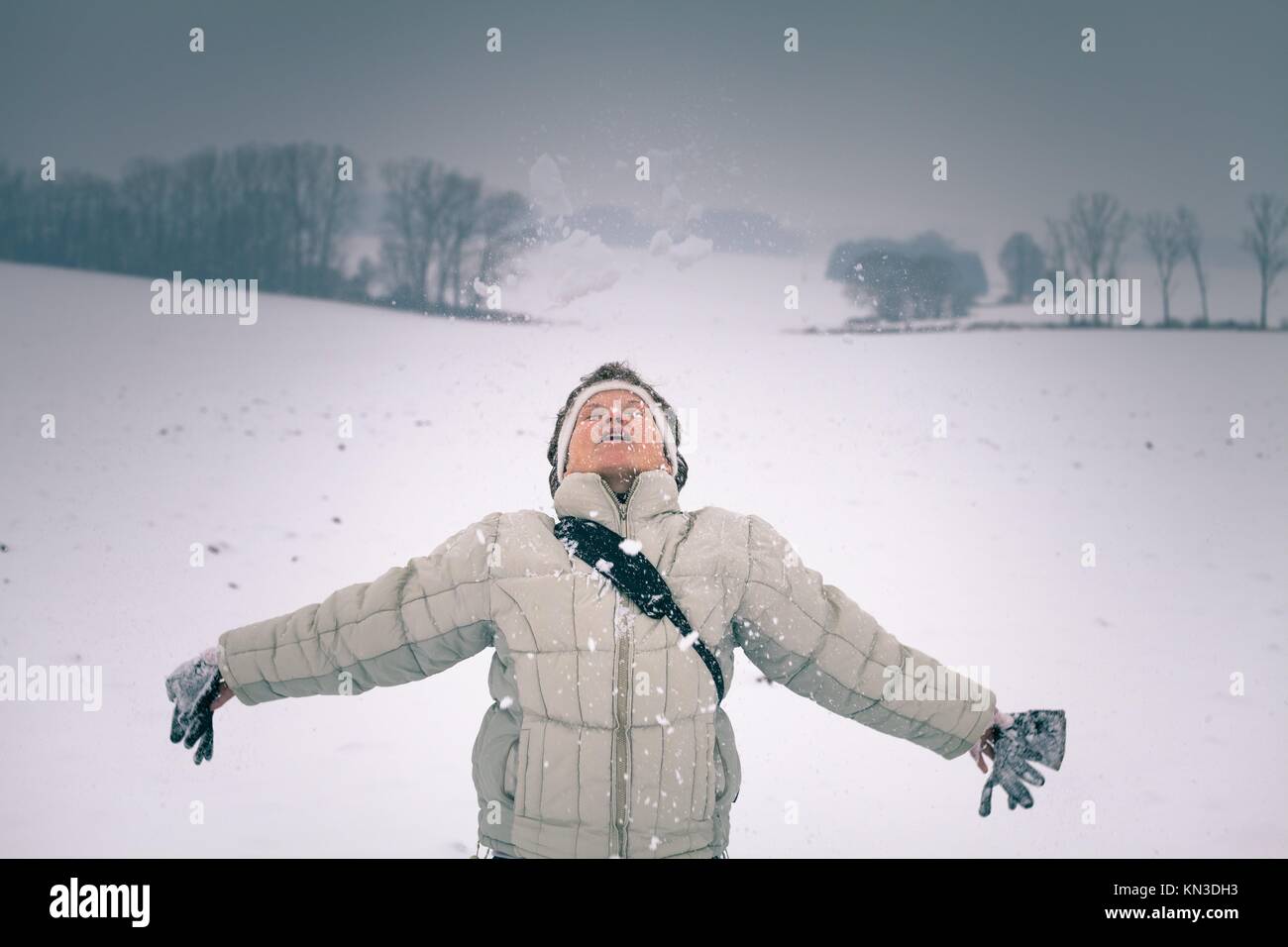 Ekstatische mittleren gealterten Frau Schnee im Winter zu genießen. Stockfoto
