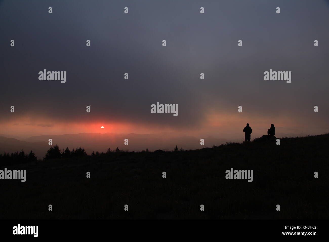 Paar im Paradise Park Sonnenuntergang beobachten Stockfoto