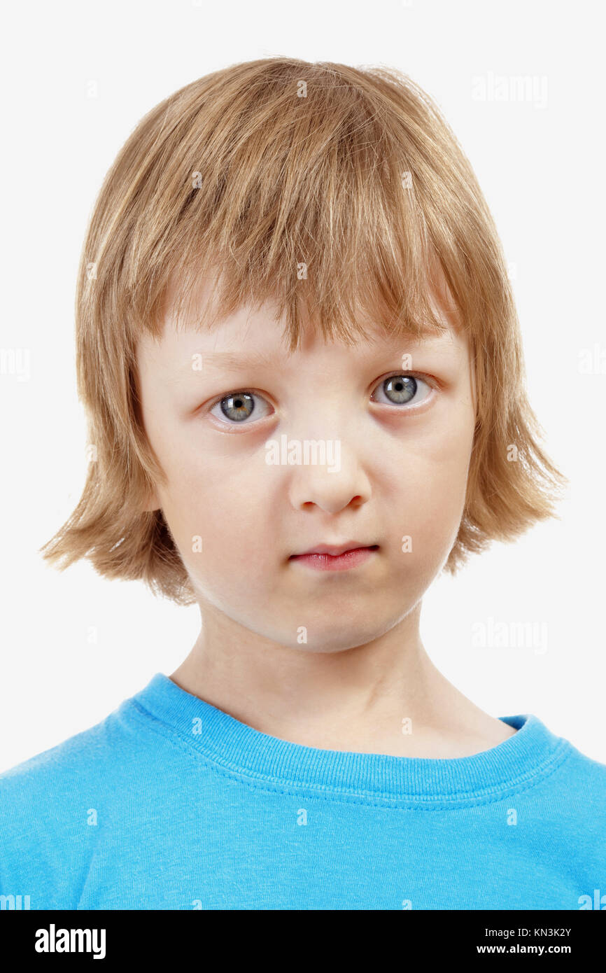 Porträt eines Jungen mit blonden Haaren in Blau top-auf-Weiß-isoliert. Stockfoto