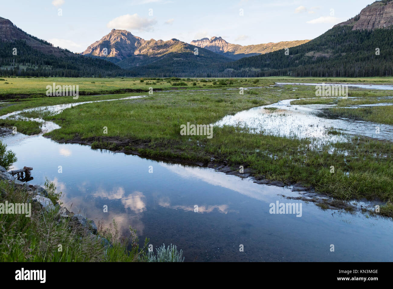 Die Sonne über dem Amphitheater Bergrücken und Soda Butte Creek an der Yellowstone National Park 29. Juni 2017 in der Nähe von fossilen Wald, Wyoming. (Foto von Jacob W. Frank über Planetpix) Stockfoto