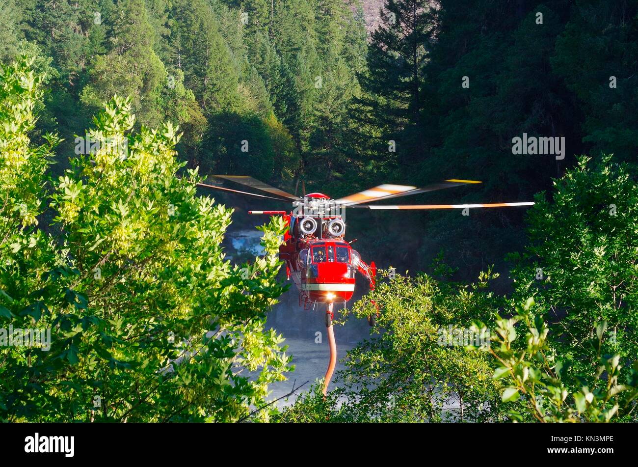 Ein U.S. Forest Service Helikopter füllt das Wasser aus dem Tank von einem Fluss auf der Kabel-Kreuzung Brand Juli 28, 2015 in der Nähe von Glide, Oregon zu verwenden. Das Feuer wurde durch einen Blitzschlag verursacht. (Foto von usfs Foto über Planetpix) Stockfoto