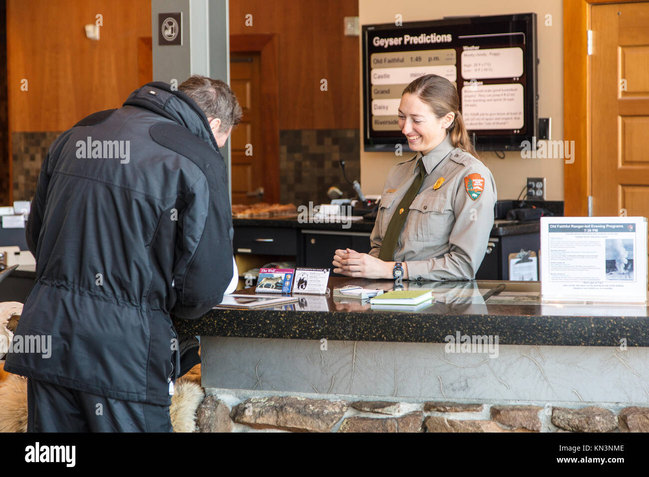 Ein Park Ranger spricht zu einer touristischen Besuch der Alten gläubigen Visitor Education Center im Yellowstone National Park Januar 27, 2017 in der Nähe von See, Wyoming. (Foto von Jacob W. Frank über Planetpix) Stockfoto