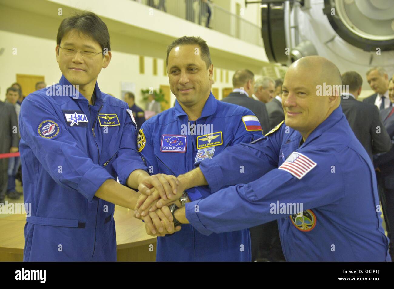 Die NASA Iss Expedition 54-55 prime Besatzungsmitglieder (L-R) japanische Astronaut norishige Kanai der Japan Aerospace Exploration Agency (JAXA), russischer Kosmonaut Anton shkaplerov von roskosmos, und amerikanische Astronaut Scott Prickeln in Pre-launch endgültige Qualifikation Prüfungen an der Gagarin Cosmonaut Training Centre 28. November 2017 in Star City, Russland. (Foto von Elizabeth weissinger über planetpix) Stockfoto