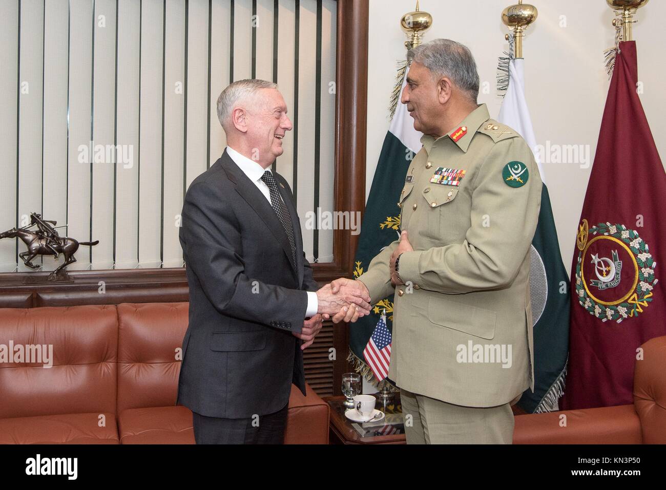 US-Verteidigungsminister James Mattis (links) trifft am 4. Dezember 2017 in Islamabad, Pakistan, mit dem pakistanischen Chef der Armee Qamar Javed Bajwa zusammen. (Foto von Amber I. Smith über Planetpix) Stockfoto